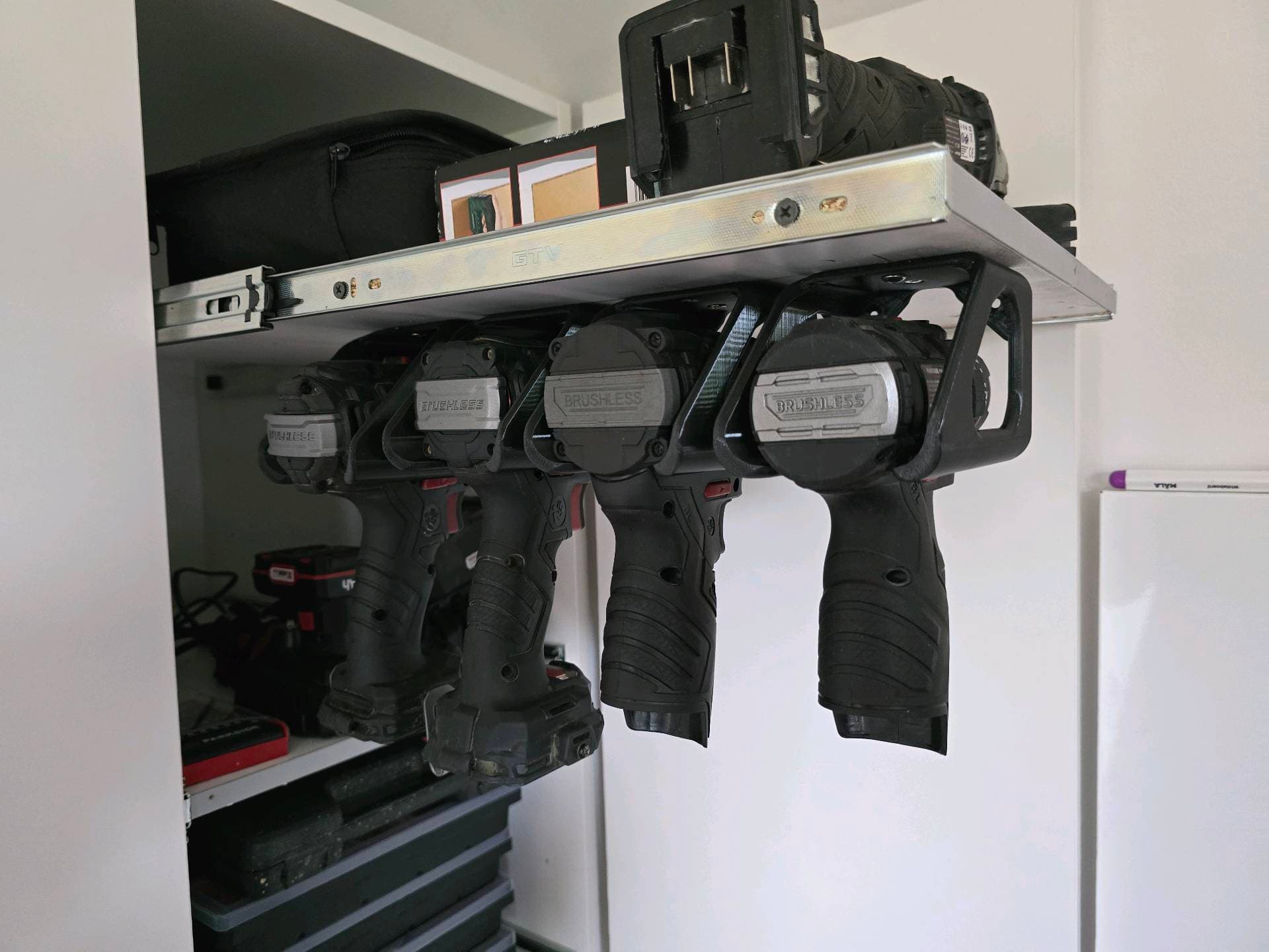 Suport Bormașină Universal pentru Perete – Organizator Profesional pentru Scule Electrice - Imagine 1